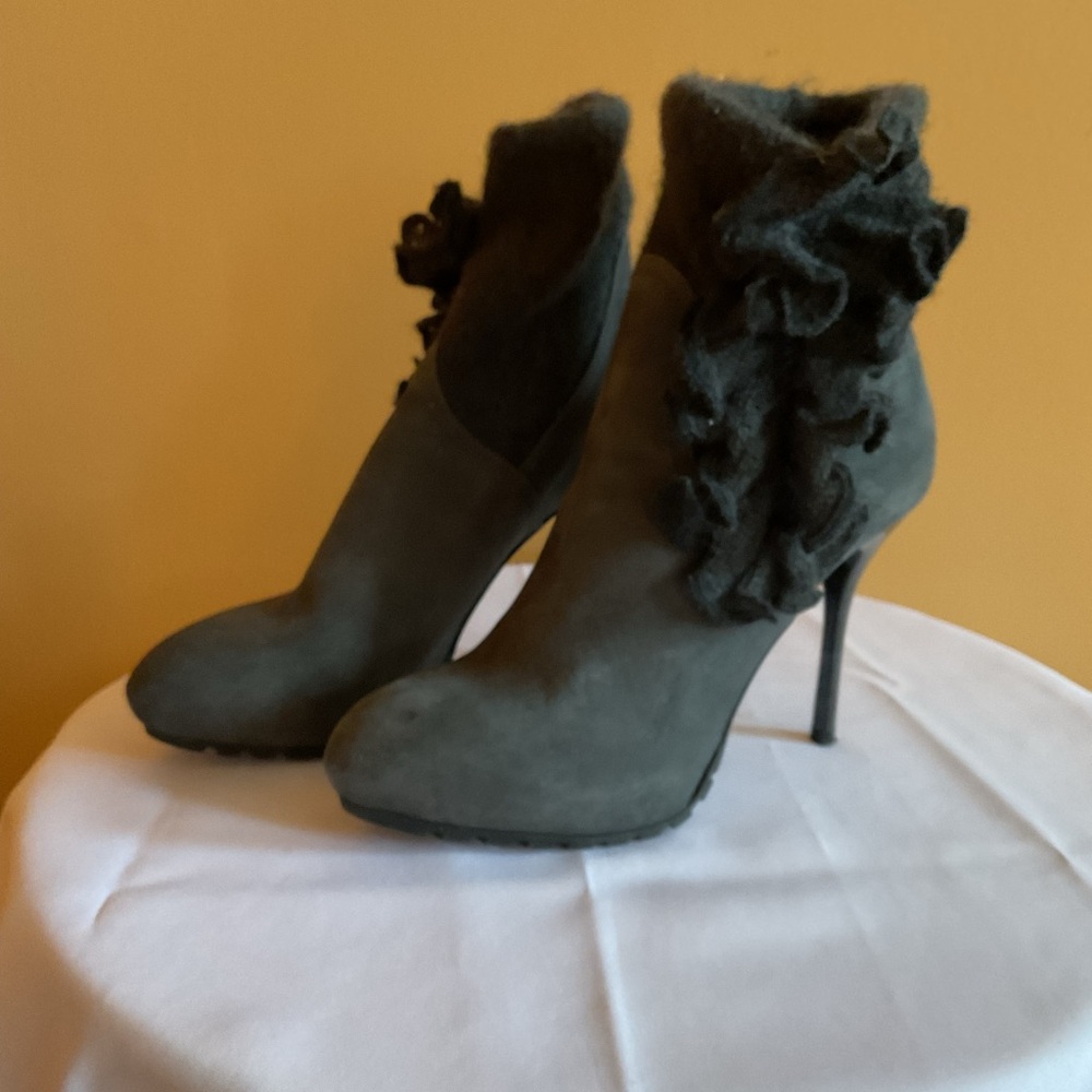 Elegant Grey Suede Stiletto Ankle Boots with Ruffle Detail Size 7.5 - Picture 3 of 9